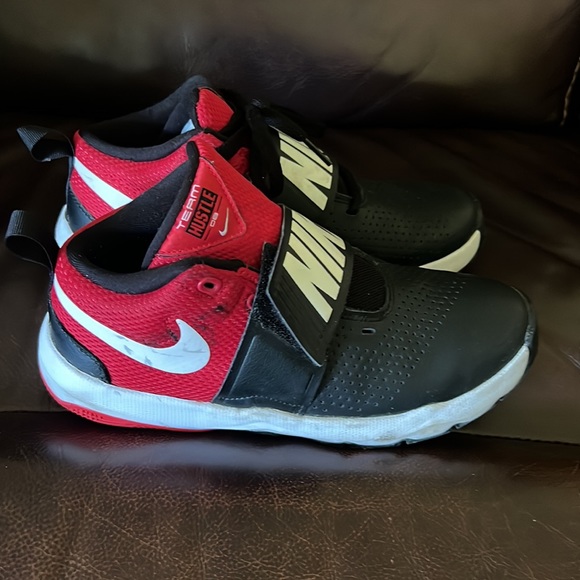 👟👟Nike size 5.5 boys red and black and white one doesn’t have straps - Picture 4 of 10